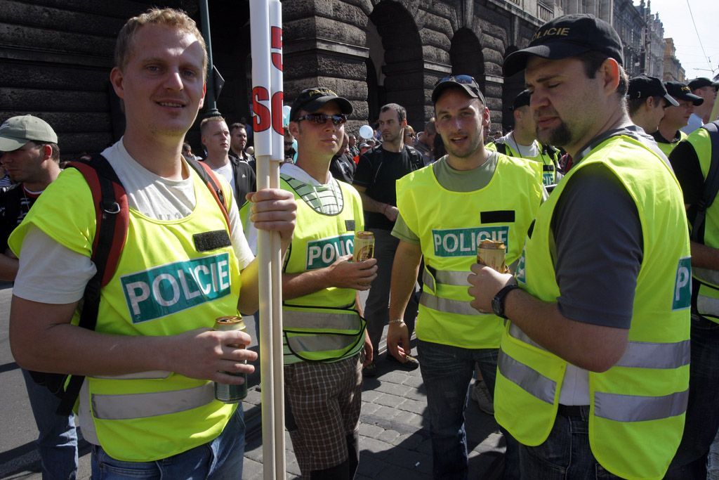 Demonstrace - policisté a zdravotníci