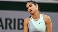 Tou byla Britka Emma Raducanuová, devatenáctiletá senzace minulé sezony, v níž si při první účasti na US Open došla rovnou pro titul.