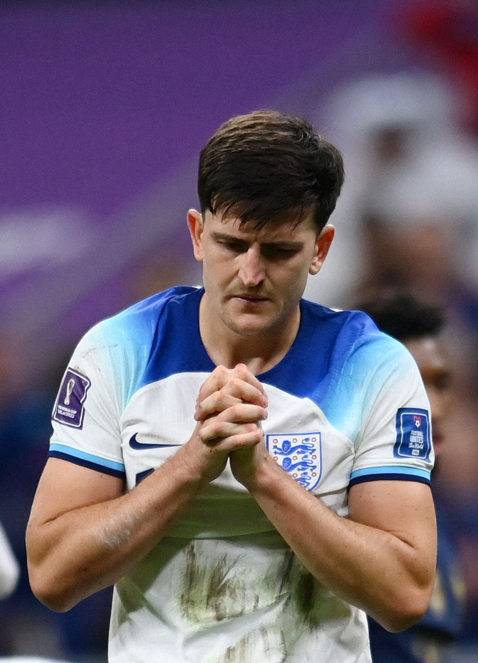 Zklamaný Harry Maguire po porážce ve čtvrtfinále MS 2022 Anglie - Francie