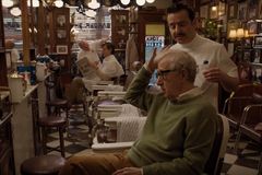 Woody Allen chce v první ukázce z internetového seriálu pro Amazon vypadat jako James Dean
