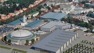 Nový pavilon - na obrázku napravo od kulatého - bude dlouhý 214 metrů, široký 90 metrů