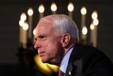 Sám John McCain byl ve druhé polovině svého života znám díky své zářné politické kariéře v republikánských řadách. V posledních letech se proslavil i jako jeden z nejhlasitějších kritiků současného prezidenta USA Donalda Trumpa.
