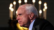 Sám John McCain byl ve druhé polovině svého života znám díky své zářné politické kariéře v republikánských řadách. V posledních letech se proslavil i jako jeden z nejhlasitějších kritiků současného prezidenta USA Donalda Trumpa.