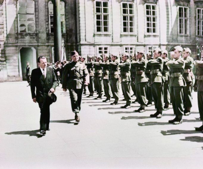 Prezident ČSSR Klement Gottwald krátce po svém zvolení do úřadu prohlíží vojáky ČSLA na III. hradním nádvoří Pražského Hradu. 14. 6. 1948. Kolorovaný černobílý snímek.