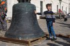 Přes pět set let staré zvony musely být zaplátovány novou zvonovinou.
