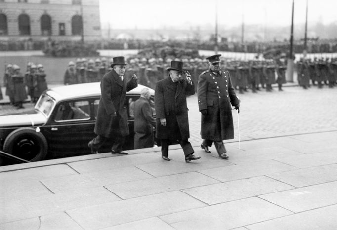 V pozadí je možno vidět automobil Emila Háchy užívaný během jeho zvolení do prezidentského úřadu v listopadu roku 1938.