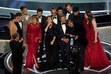Štáb vítězného V rytmu srdce přebírá Oscara pro nejlepší film.