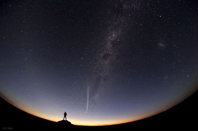 1. místo v kategorii „Beauty of Night Sky“: Jio Hao z Číny s fotografií „Come Lovejoy over Australia“.