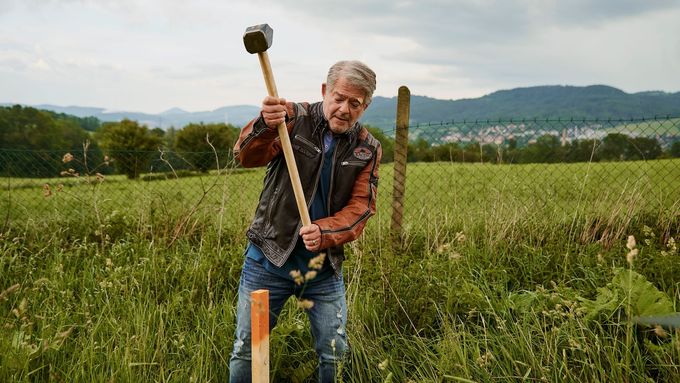 Podnikatel s toxickým odpadem Karel, kterého ztvárnil Aleš Háma, se v seriálu stane symbolem ekologického protestu.