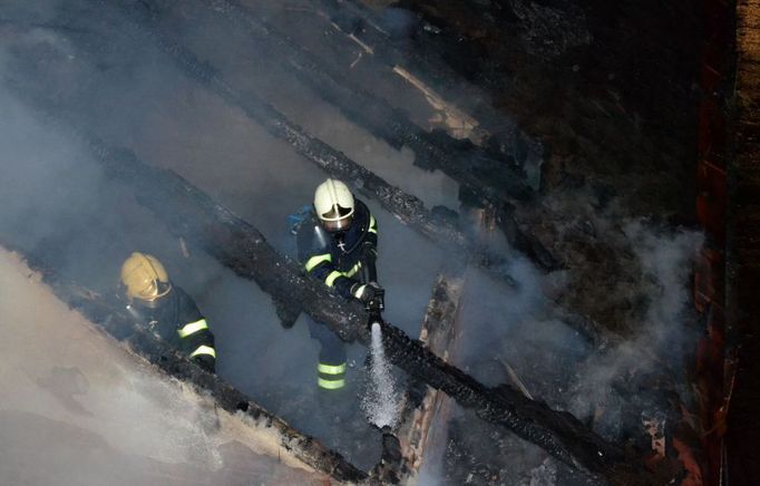 Plameny zničily celou střechu včetně krovů, propadlo se celé horní patro. Vzhledem ke špatnému stavu objektu není zatím jasné, jaká bude výše škody.