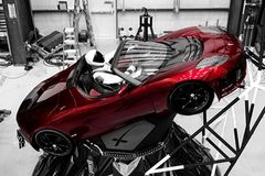 Muskova Tesla se Starmanem poprvé obletěla Slunce, ve vesmíru je rok a půl