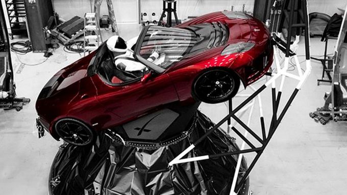 Tesla Roadster na palubě Falcon Heavy.