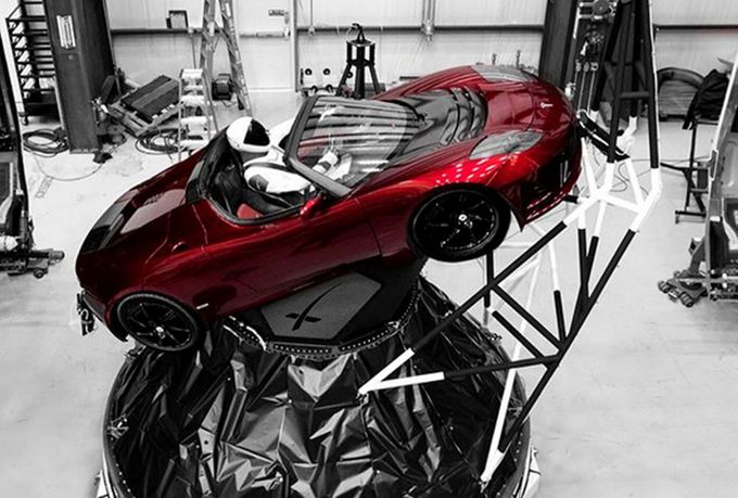 Tesla Roadster na palubě Falcon Heavy.