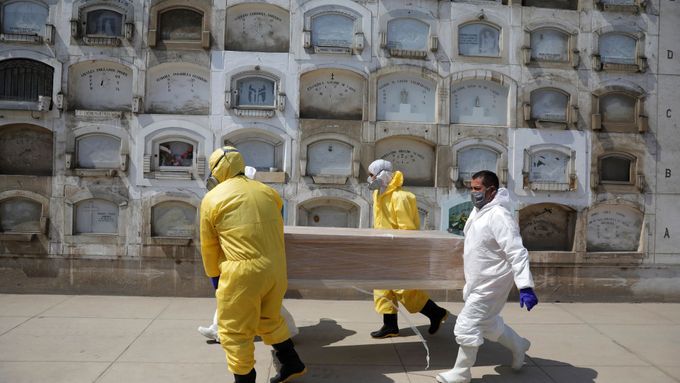 Pohřeb v peruánské Limě. Mnohá města musí kvůli pandemii koronaviru zvyšovat kapacity hřbitovů.