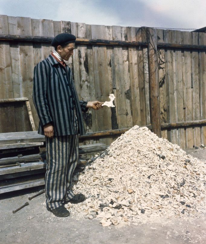 Fotografie z období osvobození koncentračního tábora Buchenvald. Duben 1945.