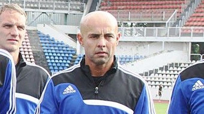 Na tepláky je Zdeněk Vaňkát jako fotbalový rozhodčí zvyklý