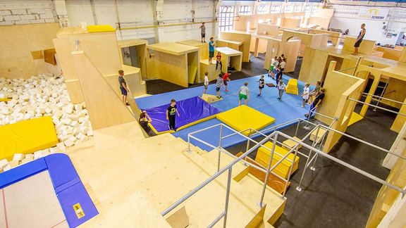 Parkourová hala In Motion Academy v Brně je se svými 600 m2 jednou z největších v Evropě.