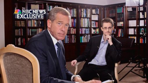 Edward Snowden (vpravo) během interview pro televizi NBC.