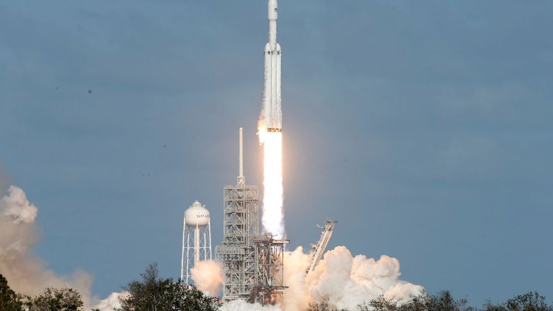Start rakety SpaceX Falcon Heavy.
