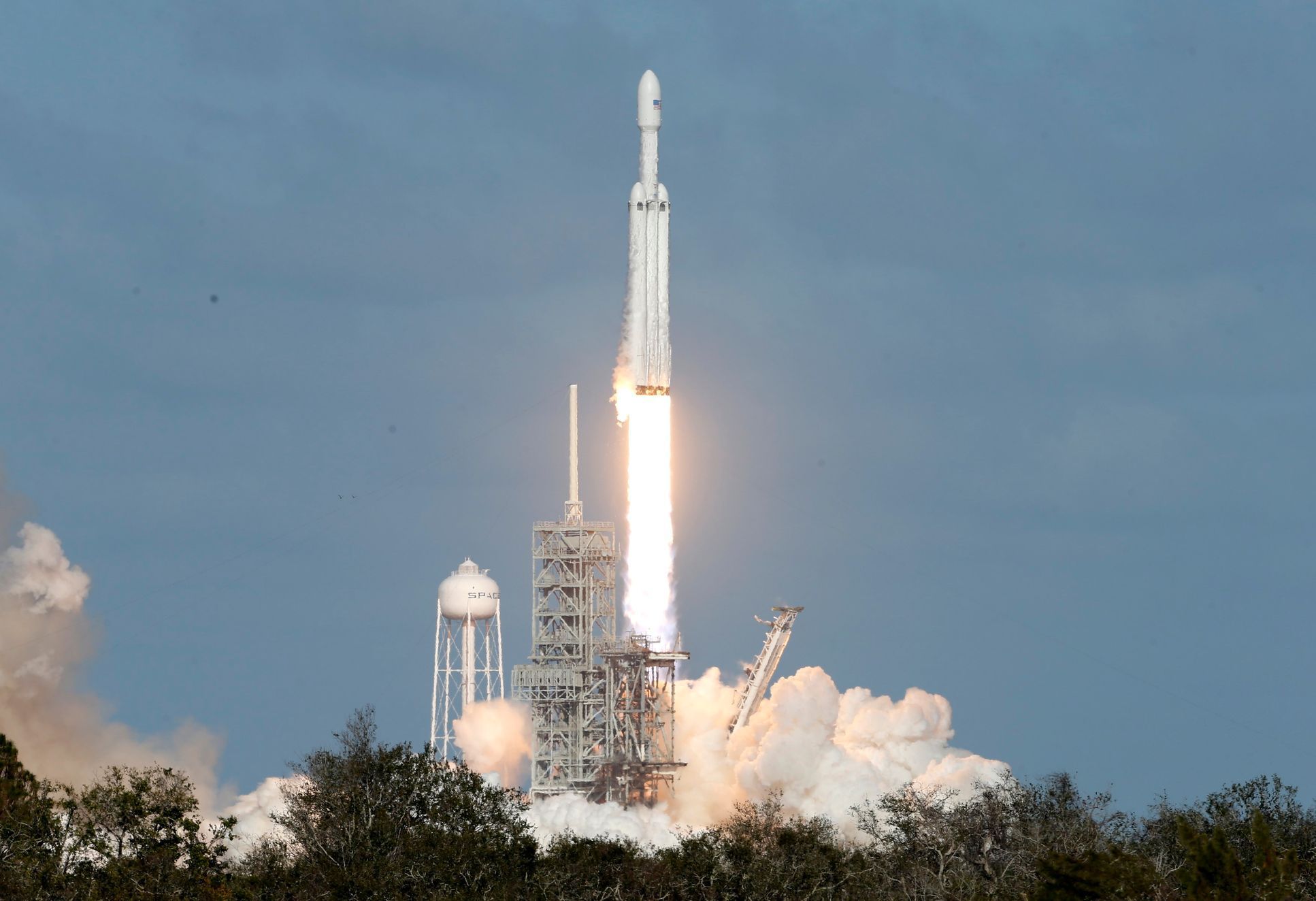 Start rakety SpaceX Falcon Heavy.