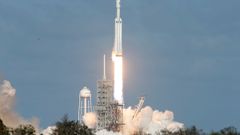 Start rakety SpaceX Falcon Heavy.