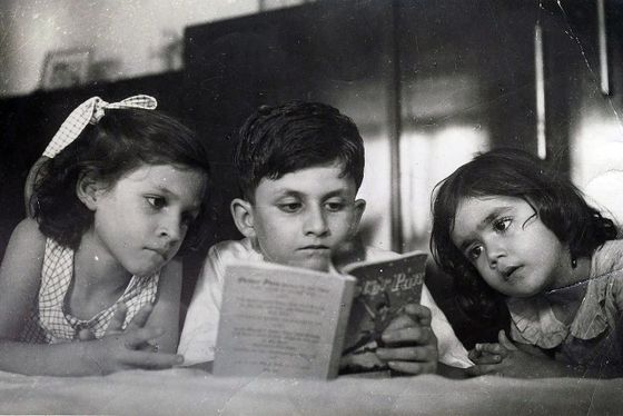 Salman Rushdie v dětství se sestrami Sameen a Nevid, 50. léta.