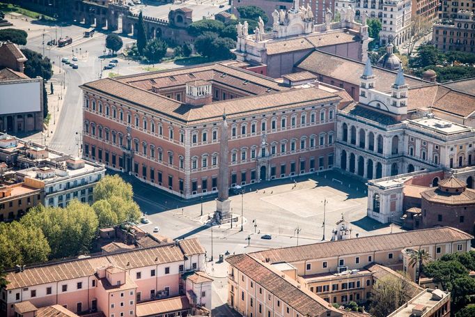 Vatikánský apoštolský archiv, umístěný v Apoštolském paláci, obsahuje záznamy Svatého stolce, státní dokumenty a historické dokumenty, přístupný badatelům od roku 1881.