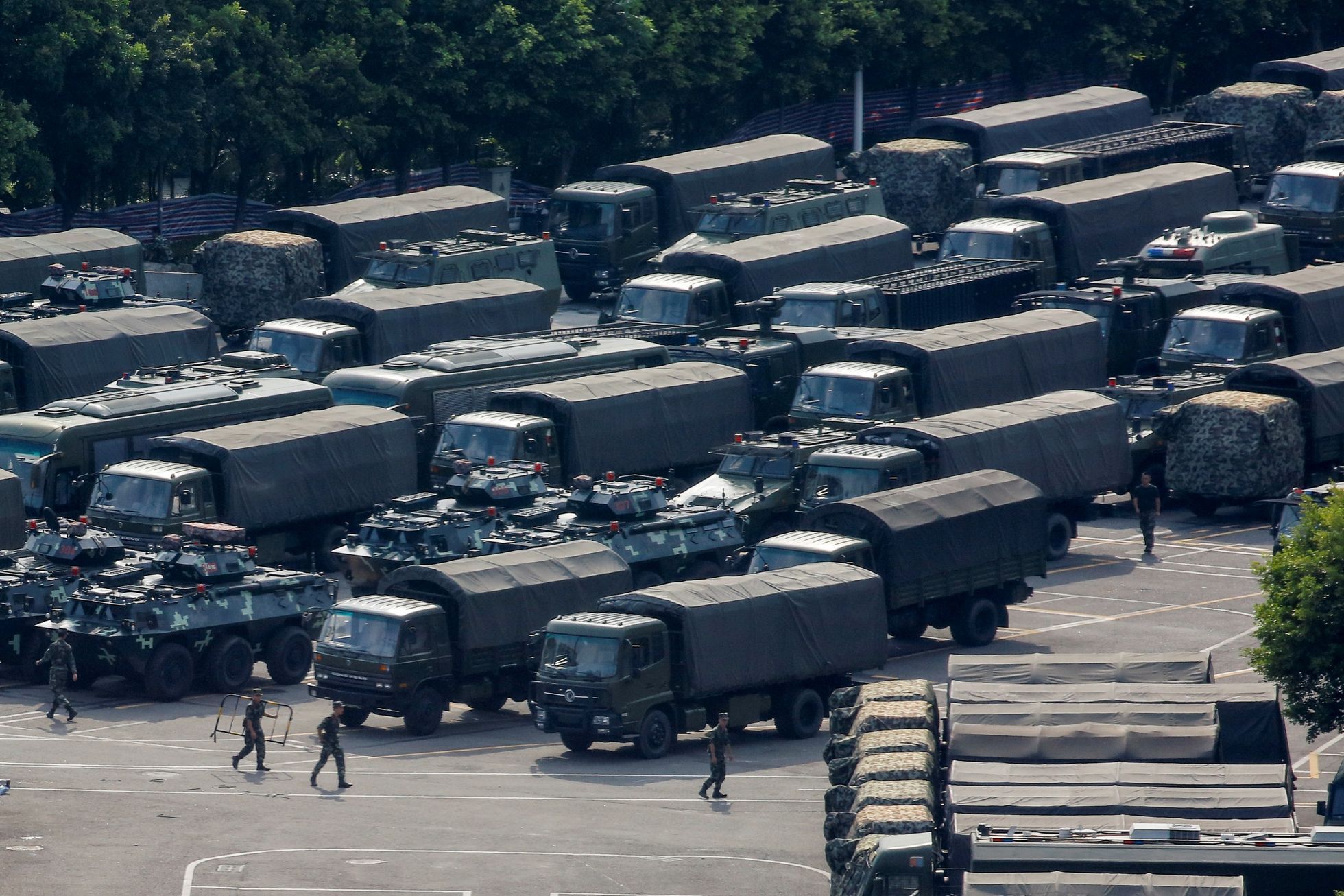 Vozidla čínské armády v Šenčenu, blízko hranice s Hongkongem.