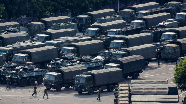 Čína hraje psychologickou válku s Hongkongem, přesouvá armádu blíž k hranici