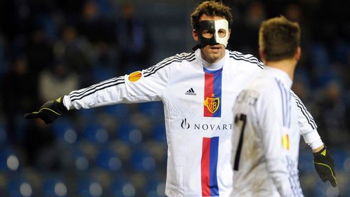 Muž z maskou Marco Streller gestikuluje na svého basilejského spoluhráče v zápase v Genku.