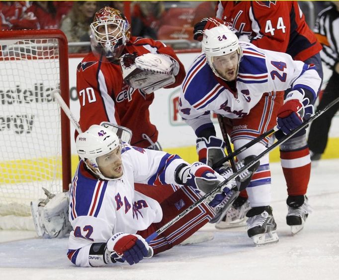 Arťom Anisimov (vlevo) a Ryan Callahan před brankou Bradena Holtbyho