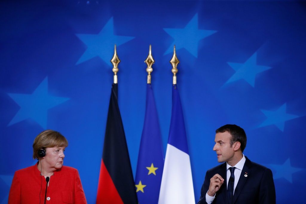 Merkelová a Macron na summitu v Bruselu