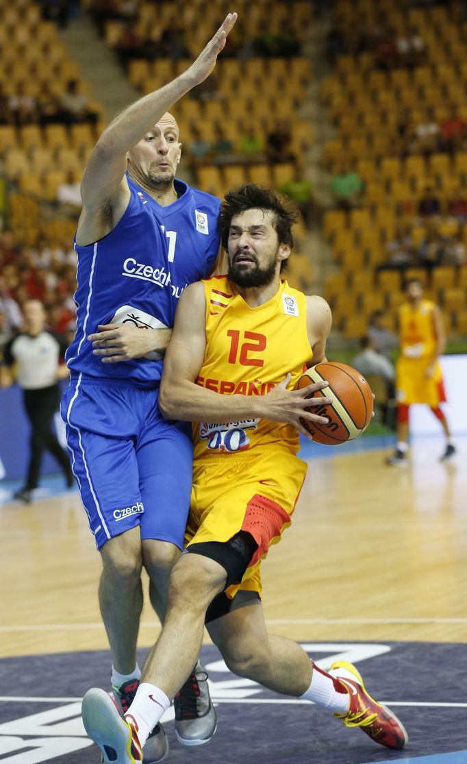 Luboš Bartoň a Sergio Llull v zápase ME 2013 Česko - Španělsko