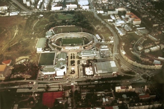 Pohled na zchátralý fotbalový stadion Za Lužánkami.