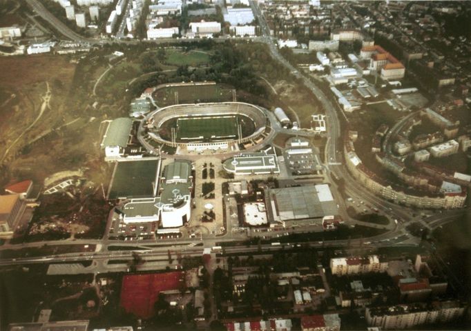 Pohled na zchátralý fotbalový stadion Za Lužánkami.