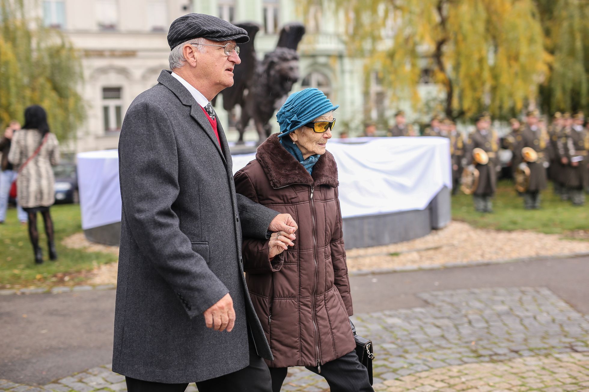 Odhalení pamětní desky Čechoslovákům bojujícím v RAF na památníku na Klárově v Praze