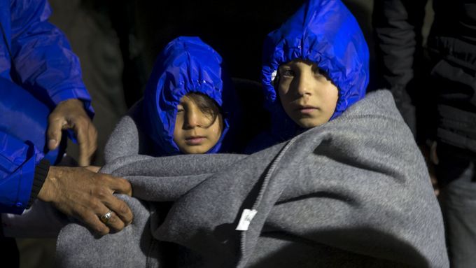 Foto z Balkánu: Tisíce promočených uprchlíků strádají v zemi nikoho. Zkoušejí se dostat přes hranice