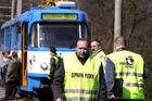 Mrtví v tramvaji: Dopravní podnik lže, pokutě se vyhýbá