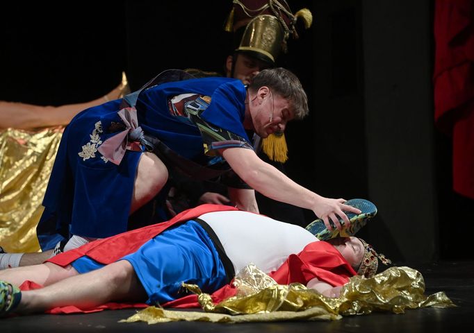 Jan Vrbacký jako voják a Lukáš Červenka v roli krále.