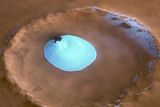 Snímek vodního ledu v severních zeměpisných šířkách Marsu zachytila sonda Evropské vesmírné agentury (ESA) Mars Express.