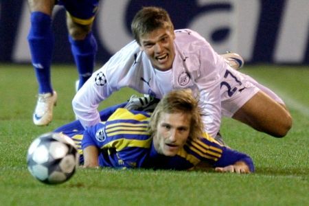 Fotbalista Zenitu Petrohrad Igor Denisov (vpravo) v souboji o míč se Sergejem Kryvetsem z BATE Borisov ve třetím kole Ligy mistrů.