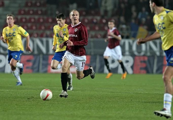 Daniel Kolář (#11, AC Sparta Praha) neohroženě rozehrává k bráně FK Teplic.