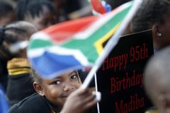Jihoafrická republika oslavuje. Mandelovi je 95 let