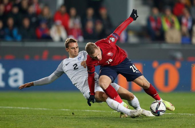 Matej Vydra a Märten Kuus v utkání kvalifikace MS ve fotbale Česko - Estonsko