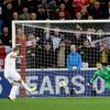 Harry Kane dává gól z penalty Tomáši Vaclíkovi v utkání kvalifikace ME 2020 Česko - Anglie
