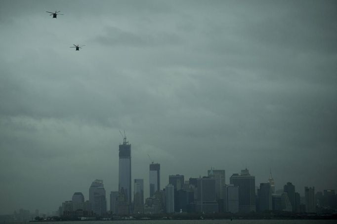 Helikoptéry letí k potemnělému Manhattanu, kde nefungovaly dodávky elektřiny.