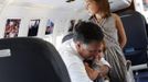 U.S. Republican presidential nominee and former Massachusetts Governor Mitt Romney hugs his grandson Nash as his granddaughter Gracie looks on, during a tour of his campaign plane in Salt Lake City, Utah September 18, 2012. REUTERS/Jim Young (UNITED STATES - Tags: POLITICS ELECTIONS TRANSPORT) Published: Zář. 18, 2012, 8:35 odp.