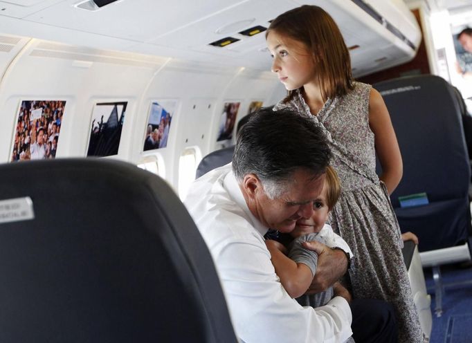 U.S. Republican presidential nominee and former Massachusetts Governor Mitt Romney hugs his grandson Nash as his granddaughter Gracie looks on, during a tour of his campaign plane in Salt Lake City, Utah September 18, 2012. REUTERS/Jim Young (UNITED STATES - Tags: POLITICS ELECTIONS TRANSPORT) Published: Zář. 18, 2012, 8:35 odp.