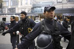 Policie našla v obchodním domě v Paříži pět bomb