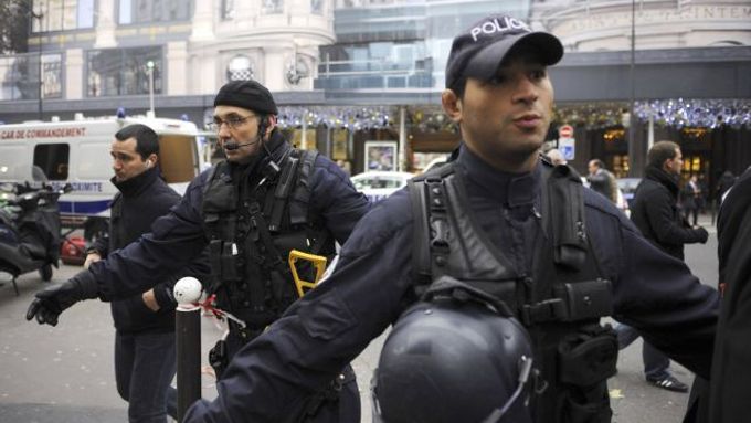 Policie na několik hodin odklonila od nákupního centra dopravu.